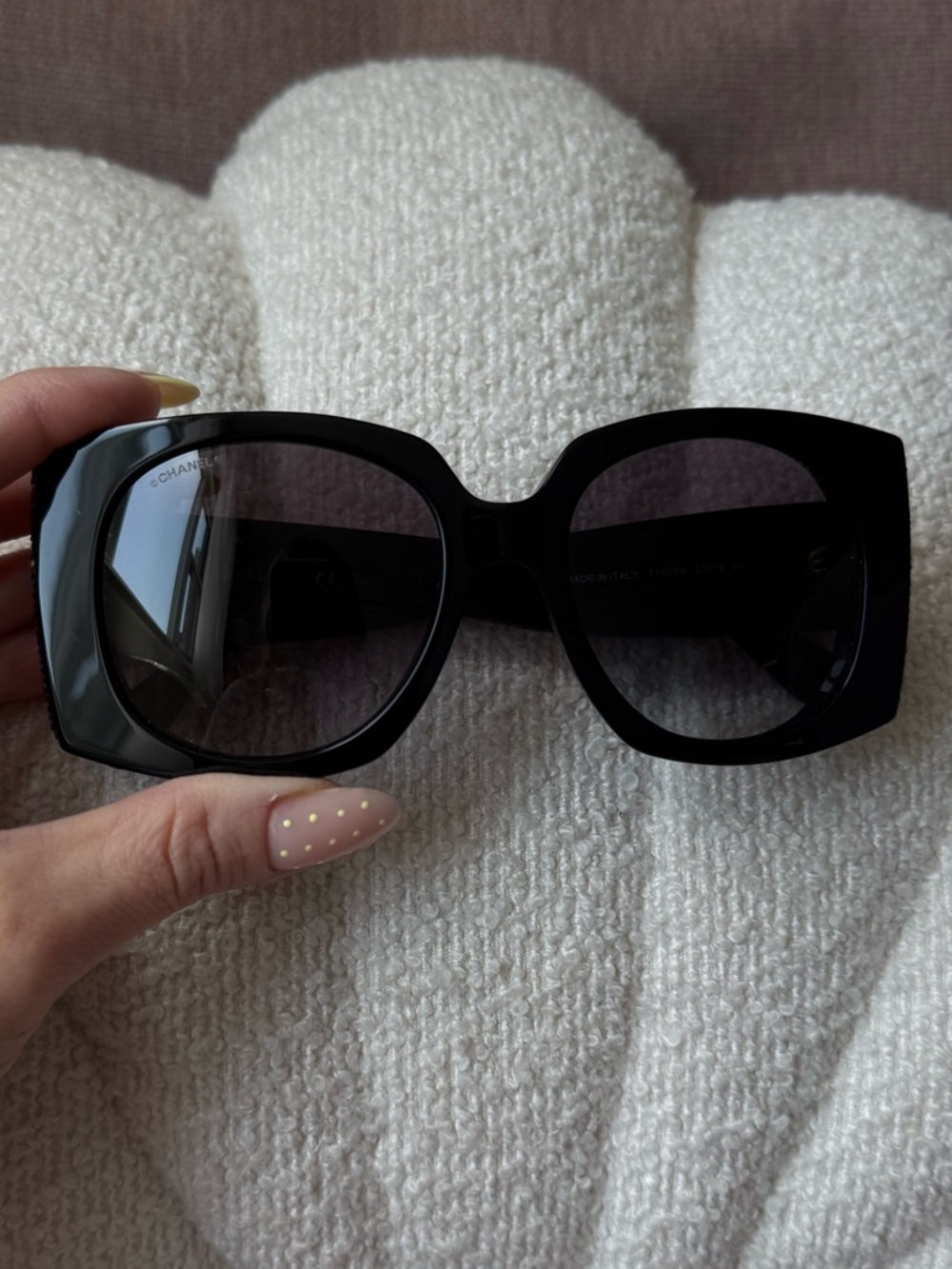 CHANEL Elegant Black Sunglasses - Picture 4 of 15